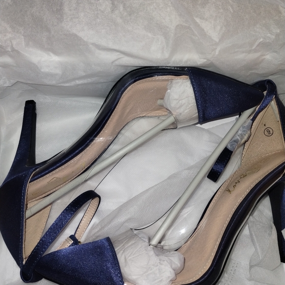 Multiple pairs of women's shoes - Picture 13 of 16